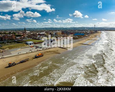 Rhyl RNLI Shannon classe scialuppa di salvataggio il Anthony Kenneth sentito, a Seat e in fase di recupero sulla spiaggia dall'aria, Aerial Drone, Launch and Recovery Syst Foto Stock