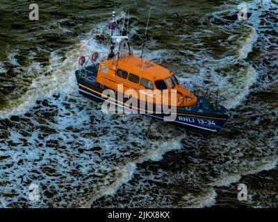 Rhyl RNLI Shannon classe scialuppa di salvataggio il Anthony Kenneth sentito, a Seat e in fase di recupero sulla spiaggia dall'aria, Aerial Drone, Launch and Recovery Syst Foto Stock