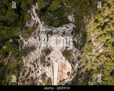 Vista dall'alto di Creu d'es Picot, alto incrocio in pietra al Santuari de Sant Salvador, Santuario di Sant Salvador, vicino a Felanitx, Maiorca, Spagna. Foto Stock