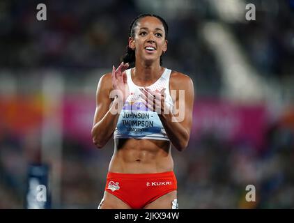 Katarina Johnson-Thompson, in Inghilterra, celebra la vittoria dell'oro nell'Heptathlon femminile all'Alexander Stadium il sesto giorno dei Giochi del Commonwealth di Birmingham del 2022. Data foto: Mercoledì 3 agosto 2022. Foto Stock