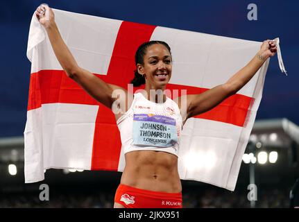 Katarina Johnson-Thompson, in Inghilterra, celebra la vittoria dell'oro nell'Heptathlon femminile all'Alexander Stadium il sesto giorno dei Giochi del Commonwealth di Birmingham del 2022. Data foto: Mercoledì 3 agosto 2022. Foto Stock