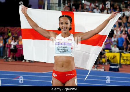 Katarina Johnson-Thompson celebra in Inghilterra dopo aver vinto il Women’s Heptathlon all’Alexander Stadium il sesto giorno dei Giochi del Commonwealth 2022 a Birmingham. Data foto: Mercoledì 3 agosto 2022. Foto Stock