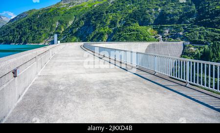 Enorme diga in calcestruzzo di apline nella soleggiata giornata estiva Foto Stock