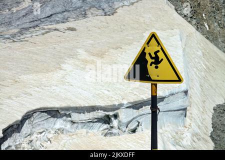 Segnale di avvertimento in montagna, cadendo dal ghiacciaio Foto Stock