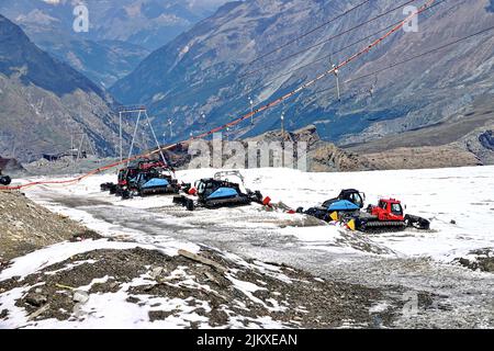 Plateau Rosà ghiacciaio, gli effetti del cambiamento climatico sono evidenti. A causa della poca neve e delle alte temperature in altitudine si fermano le piste estive. Breuil-Hent Foto Stock