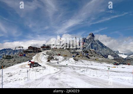 Plateau Rosà ghiacciaio, gli effetti del cambiamento climatico sono evidenti. A causa della poca neve e delle alte temperature in altitudine si fermano le piste estive. Breuil-Hent Foto Stock