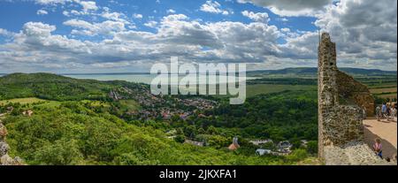 Vista panoramica dal castello di Szigliget (in ungherese: Szigligeti Vár) sul vicino villaggio e sul lago Balaton. Foto Stock
