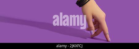 Mano Womans con unghie color pastello di tendenza su sfondo viola. Concetto di vendita di shopping di moda Foto Stock