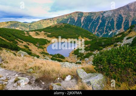 Un bellissimo scatto della valle di cinque stagni nei monti Tatra in Polonia Foto Stock