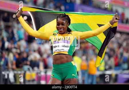 Elaine Thompson-Herah in Giamaica celebra la vittoria della finale femminile del 100m all'Alexander Stadium il sesto giorno dei Giochi del Commonwealth 2022 a Birmingham. Data foto: Mercoledì 3 agosto 2022. Foto Stock