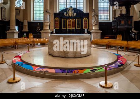 Henry Moore altare alla chiesa di St Stephen Walbrook Londra. Alter circolare scolpito in marmo travertino nel 1972 e commissionato nel 1978. Foto Stock