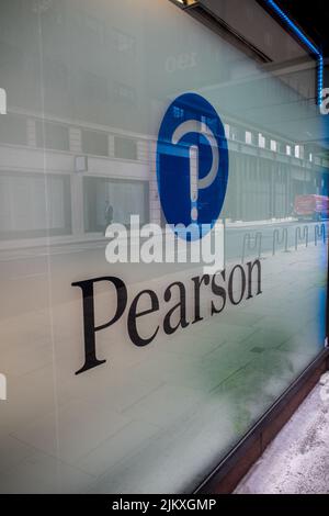 Pearson PLC Offices su High Holborn nel centro di Londra. Pearson plc è una società multinazionale britannica per l'editoria e l'istruzione con sede a Londra. Foto Stock