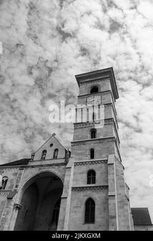 Una scala di grigi verticale di una Cattedrale di San Michele contro il cielo nuvoloso. Alba Iulia, Romania. Foto Stock