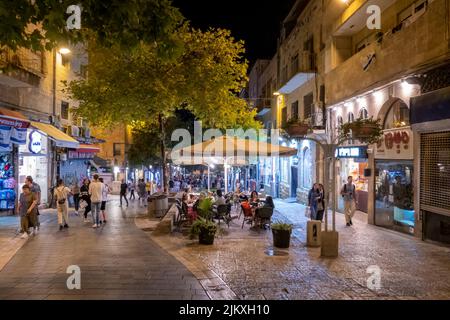 Vita notturna nella strada pedonale di ben Yehuda, Gerusalemme Ovest, Israele Foto Stock