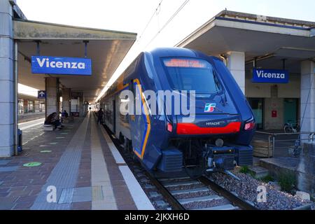 VICENZA, ITALIA -14 Apr 2022- Vista della stazione ferroviaria di Vicenza, soprannominata Città del Palladio, in Veneto, Italia, patrimonio mondiale dell'UNESCO. Foto Stock