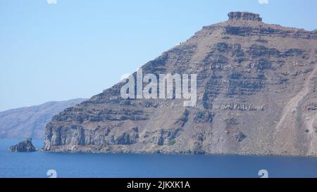 La scogliera di Scaros della caldera nell'Imerovigli all'isola di Santorini Foto Stock