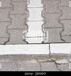 Primo piano delle linee dipinte sulle lastre di pavimentazione Foto Stock