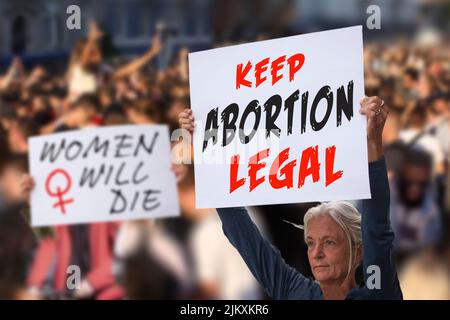 I manifestanti che sostengono i segni che dicono mantenere l'aborto legale e le donne muoiranno. Donne con cartelloni a sostegno dei diritti di aborto per manifestazione di protesta rally. Foto Stock