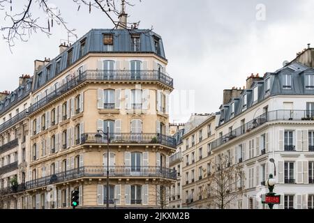 Parigi, facciata tipica e finestre, bellissimo edificio boulevard Richard-Lenoir in inverno Foto Stock