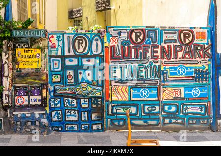 Murale di graffiti colorati sulle porte di parcheggio nel quartiere di Moda, Kadikoy, istanbul, Turchia Foto Stock