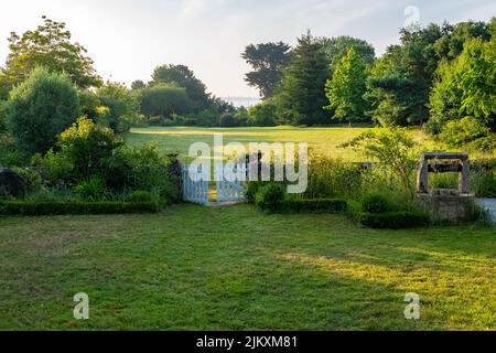 Bellissimo giardino sull'isola di Arz nel golfo di Morbihan Foto Stock