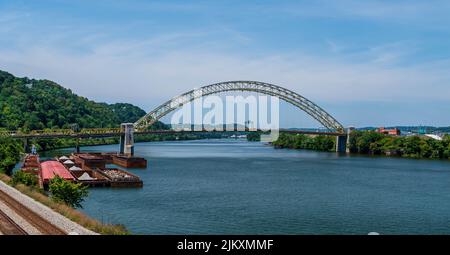 Il ponte West End che attraversa il fiume Ohio e collega il lato nord e il lato ovest a Pittsburgh, Pennsylvania, USA Foto Stock