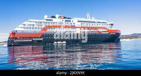 Primo piano della nave da crociera hurtigruten icebreaking la MS Fridtjof Nansen al largo di Ilulissat, Groenlandia, il 17 luglio 2022 Foto Stock