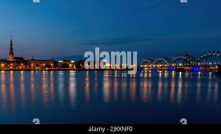 Una bella vista della città e il suo riflesso nel mare a riga, Lettonia Foto Stock