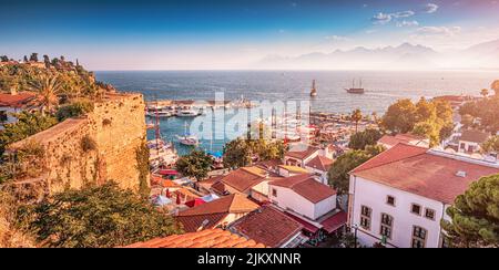 Vista aerea al tramonto del pittoresco porto con porto turistico con navi da crociera turistica e antiche mura della fortezza di Antalya. Riviera Turca e res Foto Stock