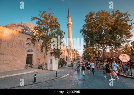 21 giugno 2022, Antalya, Turchia: Folla di turisti a piedi nella città vecchia di Antalya - Kaleici. Alta stagione e vacanza Foto Stock