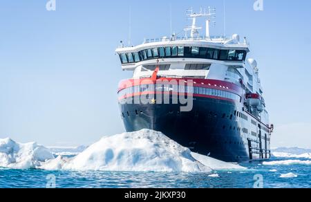 Primo piano della nave da crociera Hurtigruten icebreaking la MS Fridtjof Nansen in mezzo agli iceberg ad Ilulissat, Groenlandia, il 17 luglio 2022 Foto Stock