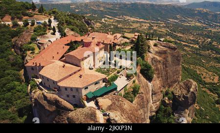 Meteora Grecia, monasteri bizantini ortodossi arroccati su scoscese rocce. Vista aerea del drone. Foto di alta qualità Foto Stock