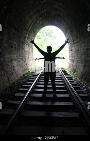 Due persone sotto il tunnel ferroviario di Demodara nello Sri Lanka Foto Stock