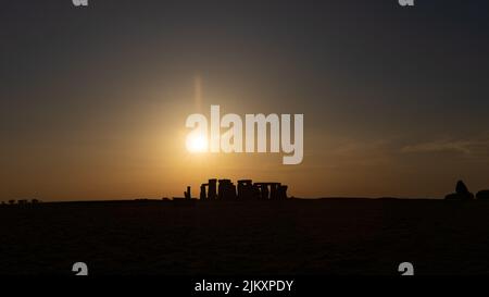 Una vista della silhouette di Stonehenge al tramonto nel Wiltshire, Regno Unito Foto Stock