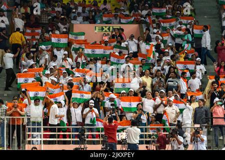 New Delhi, India. 02nd ago 2022. La gente che sventolava la bandiera indiana a Tiranga Utsav, organizzata dal Ministero della Cultura per celebrare il contributo di Shri Pingali Venkayya alla nazione in occasione del suo anniversario di nascita del 146th il 2nd agosto 2022. (Foto di Mohsin Javed/Pacific Press) Credit: Pacific Press Media Production Corp./Alamy Live News Foto Stock