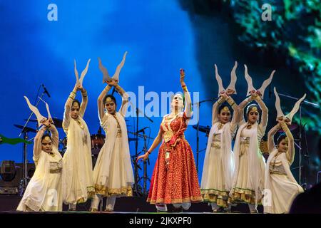 New Delhi, India. 02nd ago 2022. Artisti che si esibiscono a Tiranga Utsav, organizzato dal Ministero della Cultura per celebrare il contributo di Shri Pingali Venkayya alla nazione in occasione del suo anniversario di nascita del 146th, il 2nd agosto 2022. (Foto di Mohsin Javed/Pacific Press) Credit: Pacific Press Media Production Corp./Alamy Live News Foto Stock