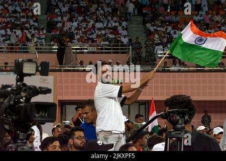 New Delhi, India. 02nd ago 2022. La gente che sventolava la bandiera indiana a Tiranga Utsav, organizzata dal Ministero della Cultura per celebrare il contributo di Shri Pingali Venkayya alla nazione in occasione del suo anniversario di nascita del 146th il 2nd agosto 2022. (Foto di Mohsin Javed/Pacific Press) Credit: Pacific Press Media Production Corp./Alamy Live News Foto Stock