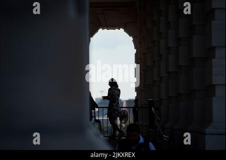 Washington, Vereinigte Staaten. 03rd ago 2022. Il senatore degli Stati Uniti Kyrsten Sinema (democratico dell'Arizona) arriva per un voto al Campidoglio degli Stati Uniti a Washington, DC, mercoledì 3 agosto 2022. Credit: Rod Lammey/CNP/dpa/Alamy Live News Foto Stock