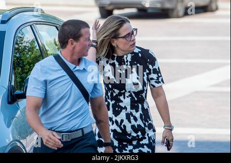 Washington, Vereinigte Staaten. 03rd ago 2022. Il senatore degli Stati Uniti Kyrsten Sinema (democratico dell'Arizona) arriva per un voto al Campidoglio degli Stati Uniti a Washington, DC, mercoledì 3 agosto 2022. Credit: Rod Lammey/CNP/dpa/Alamy Live News Foto Stock