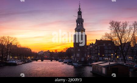 Il Montelbaanstoren durante il bellissimo tramonto ad Amsterdam Foto Stock