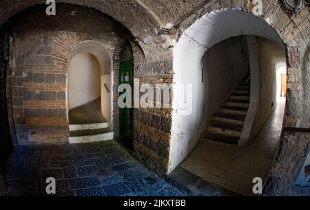 Strade strette con molte scale che saliscono e scendono a Positano Italia Foto Stock