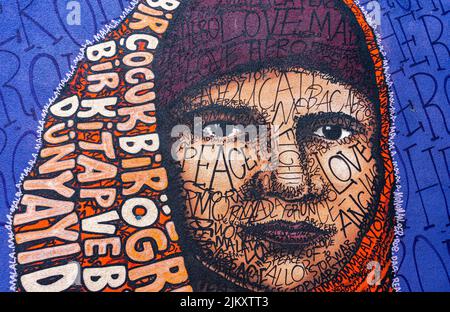 Murale dell'artista Highero raffigurante il premio Nobel pakistano Malala Yousafzai. Via Moda, Kadikoy, Istanbul, Turchia Foto Stock