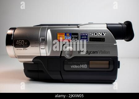 Augusta, GA USA - 11 06 21: Vista laterale Handycam Sony TRV108 vintage 2001 Foto Stock
