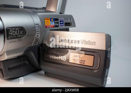 Augusta, GA USA - 11 06 21: Vintage 2001 Sony TRV108 Handycam porta aperta inclinata Foto Stock