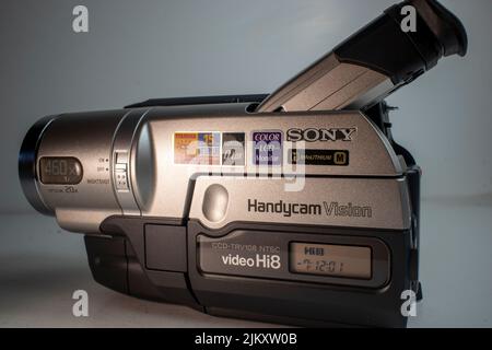 Augusta, GA USA - 11 06 21: Schermo digitale laterale Handycam Sony TRV108 vintage 2001 Foto Stock