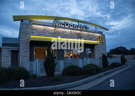 Augusta, GA USA - 11 06 21: Cartello illuminato di fronte al ristorante McDonald's la mattina presto Foto Stock