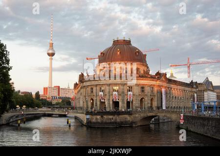 Bode Museum di Berlino con la torre della televisione in lontananza Foto Stock