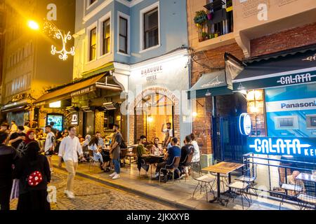 Büyük Hendek strada di notte con numerosi caffè, vicino a Galata, Beyoğlu, İstanbul Foto Stock