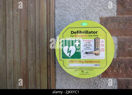 Un defibrillatore ad accesso pubblico nel Lake District National Park. Foto Stock