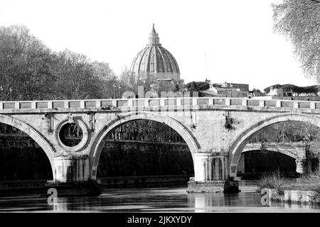 Foto in bianco e nero del ponte Sisto sul Tevere con sullo sfondo la cupola di San Pietro a Roma Foto Stock